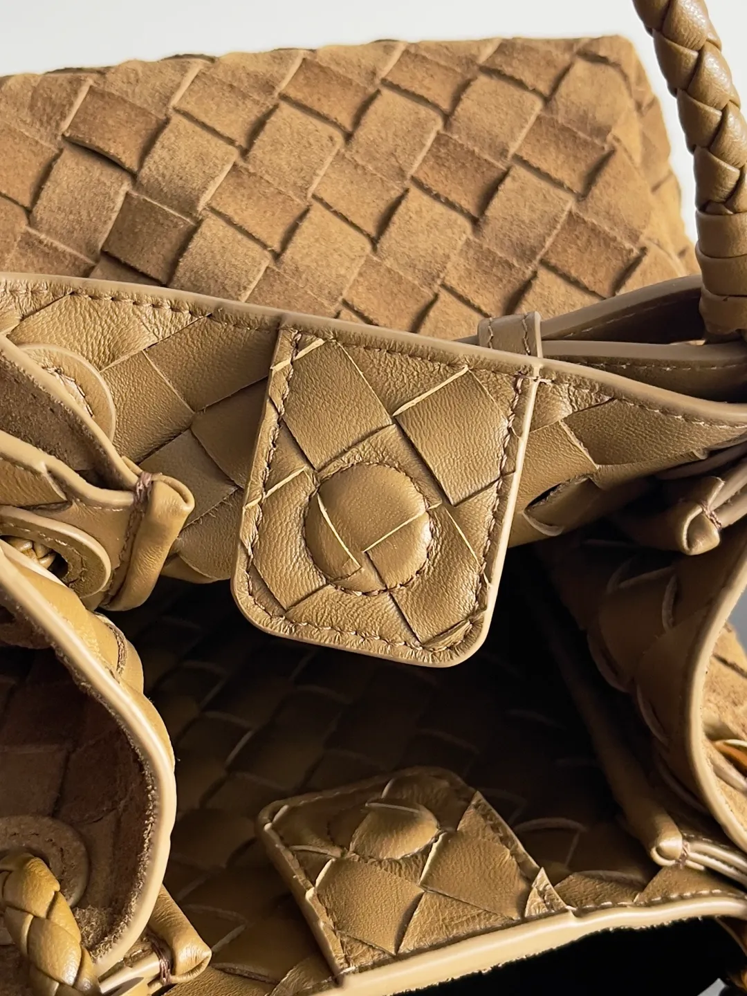 Batch 2280 BV home is new! Andiamo combines the Bottega Veneta archive parachute handbag to inherit retro elements and integrate modern trends. The same style as Shu Qi's in Beijing Night. It is a continuation of the classic bag. It has three functions: hand carry, shoulder and cross-body. It is embellished with metal brass knot buckles. It is small and has an amazing capacity. It can easily hold sunglasses in a box / small bottle of water / powder powder / charger and other daily necessities when going out. The upper body is versatile. Style number: 796569 Size: 21*17*16.5cm